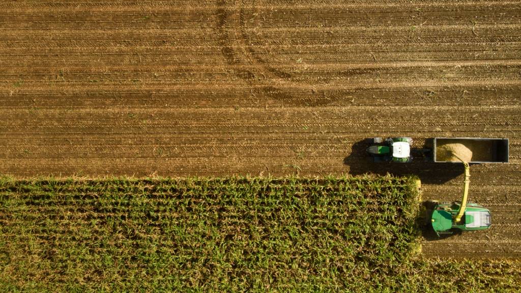 Maquina trabajando - Retorno de inversión gracias a la tecnologia en el agro | Ennes Agency